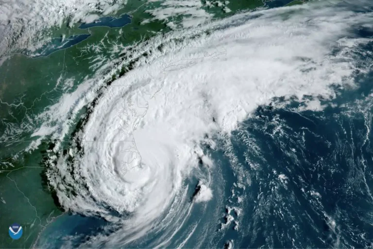 Home 10 How to Stay Safe During a Storm or Hurricane